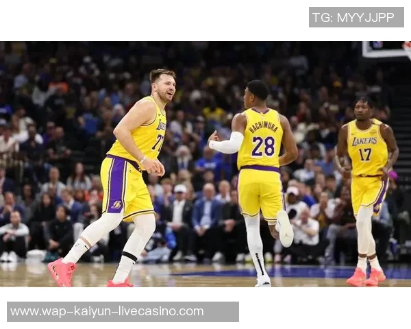 东契奇狂砍45分8助攻老詹达成里程碑浓眉双双助湖人击败独行侠